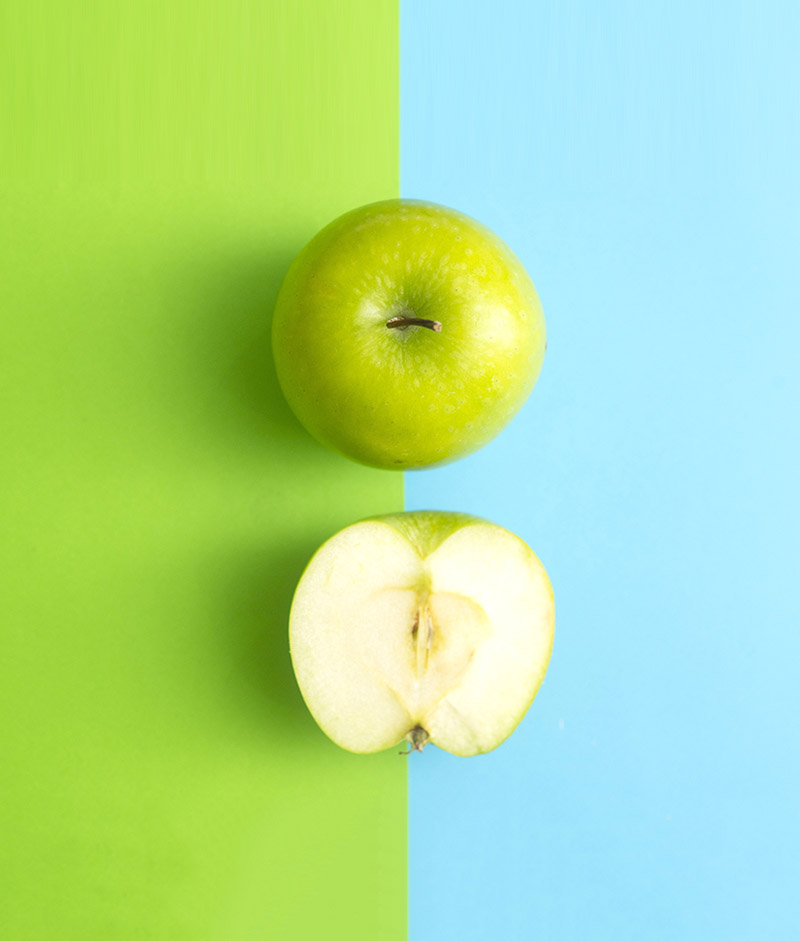 Я хочу зеленое яблоко прямо. Яблоко вид сверху. Зеленое яблоко сверху. Зеленое яблоко вид сверху. Яблоко на голубом фоне.